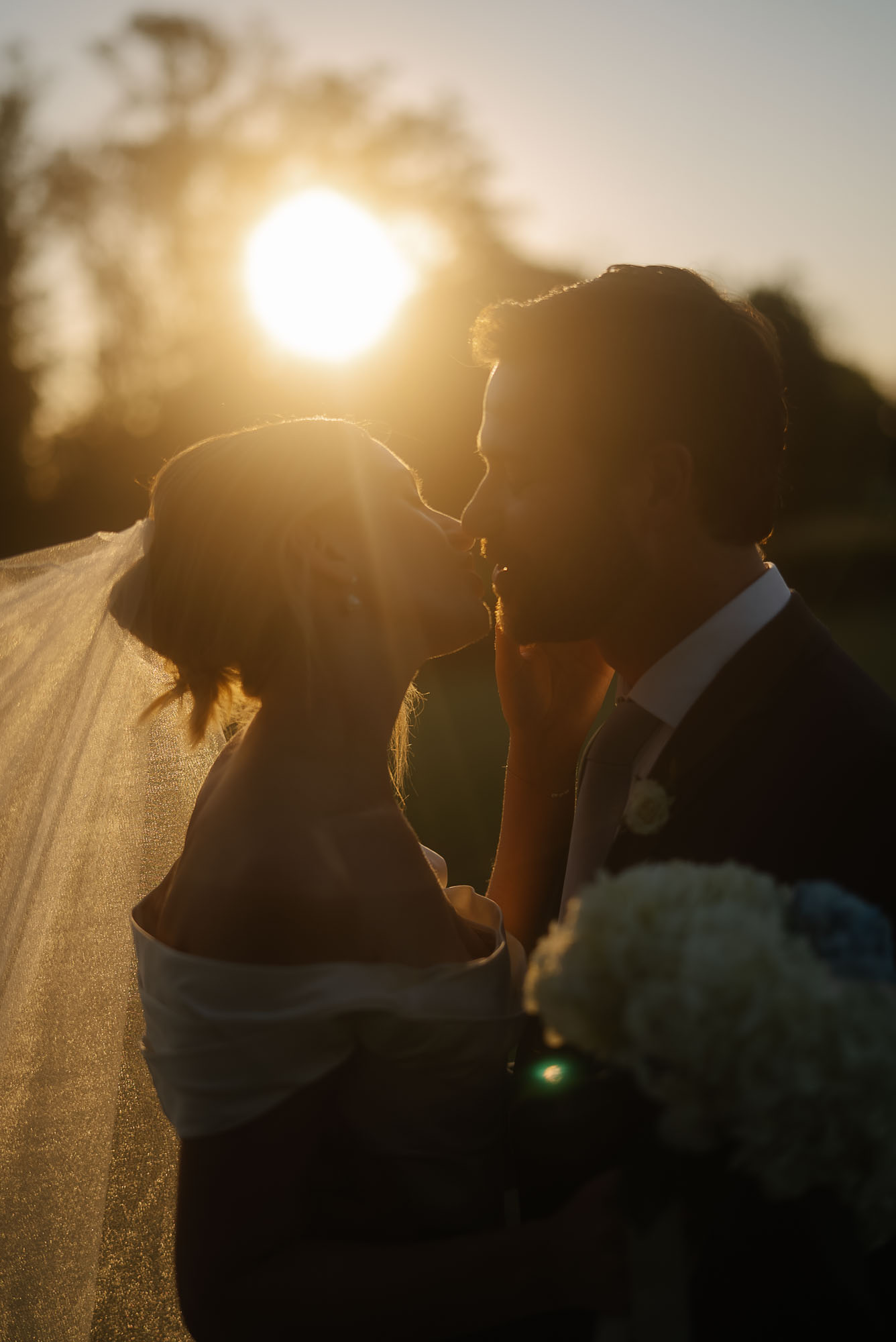 Maddie y Nico besándose bajo la alameda dorada de AAPOLO - Boda en Pilar por Lucas Todaro