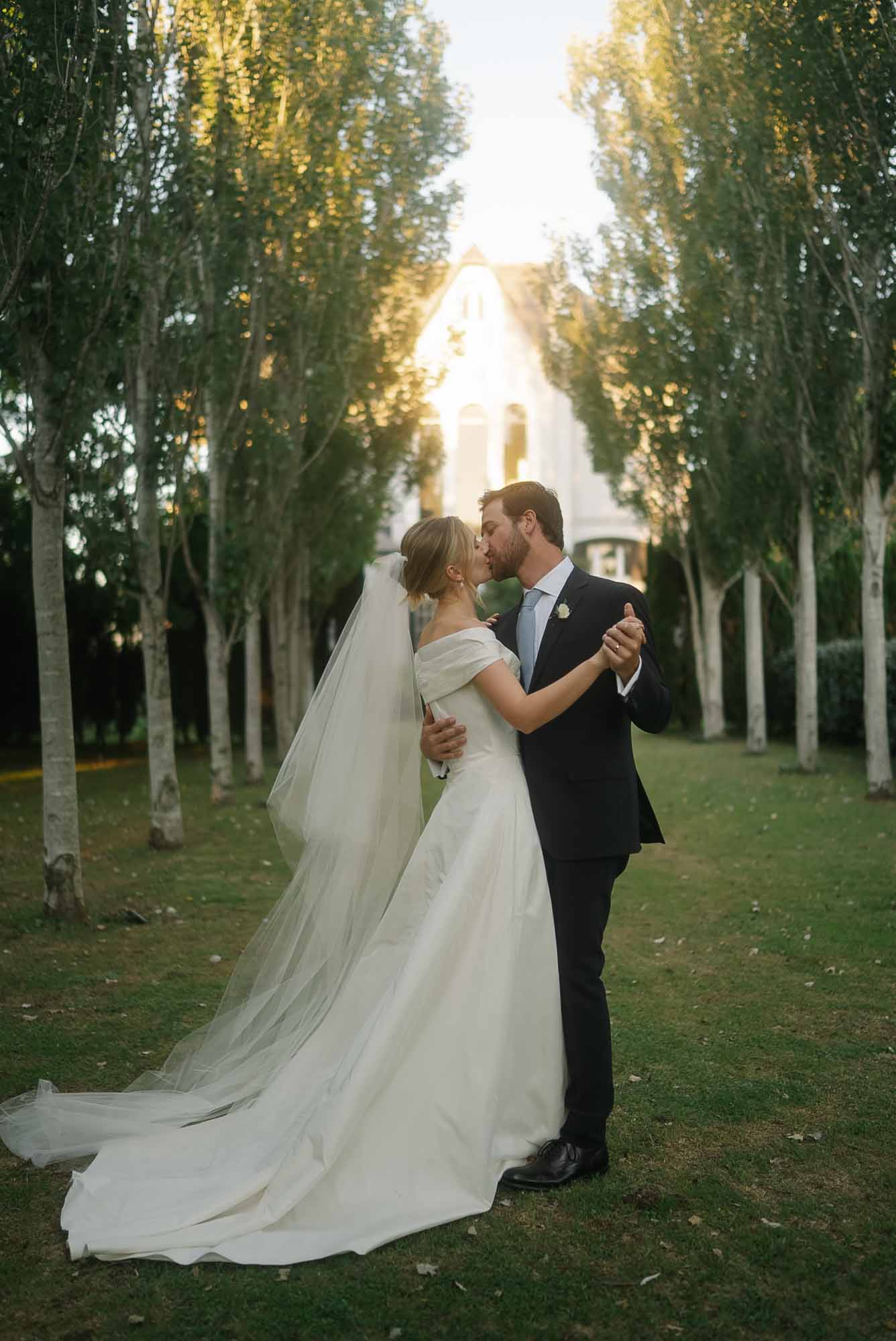 Retrato cinematográfico de la pareja al atardecer - Lucas Todaro