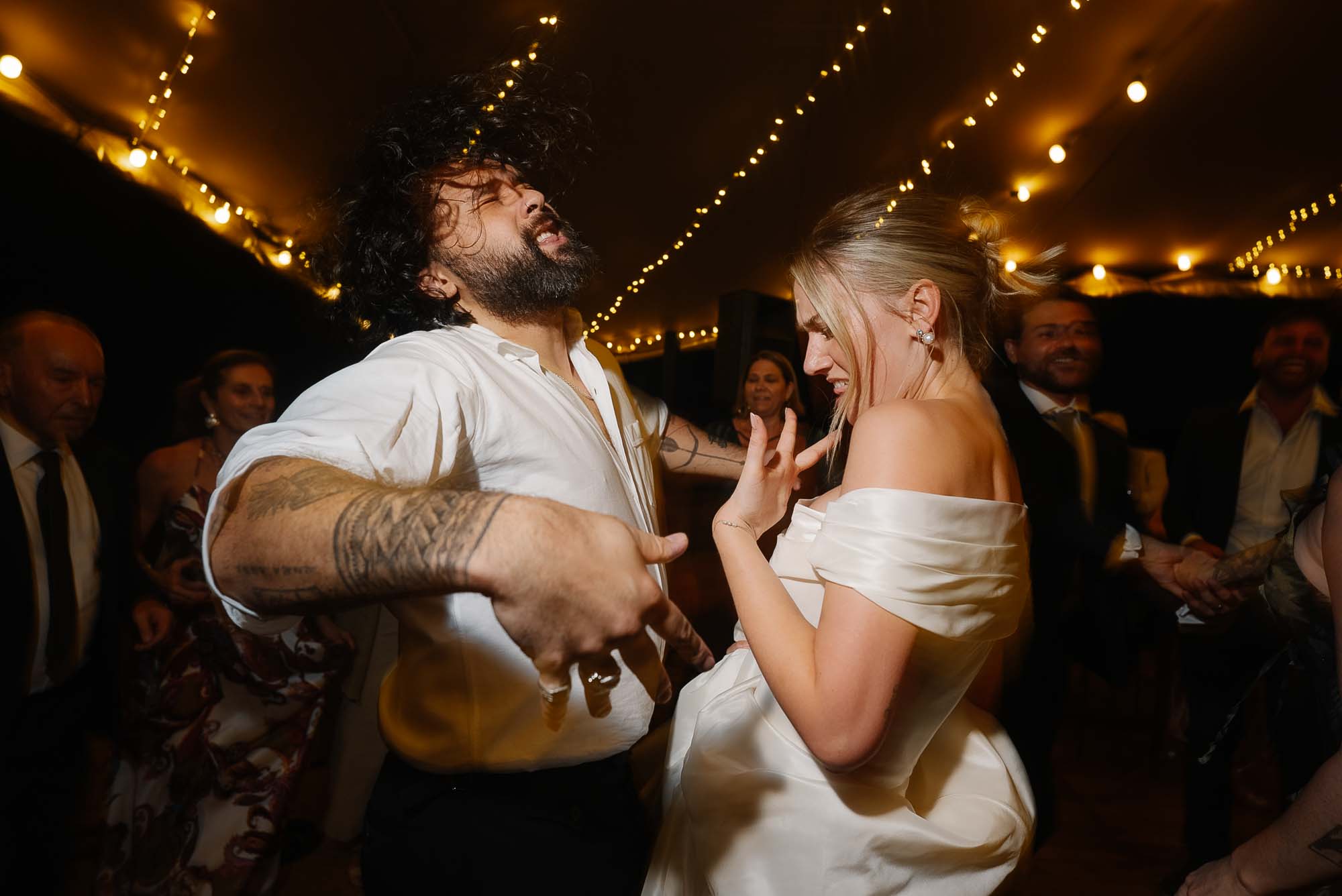 Baile y confeti en la fiesta - Boda en AAPOLO Pilar