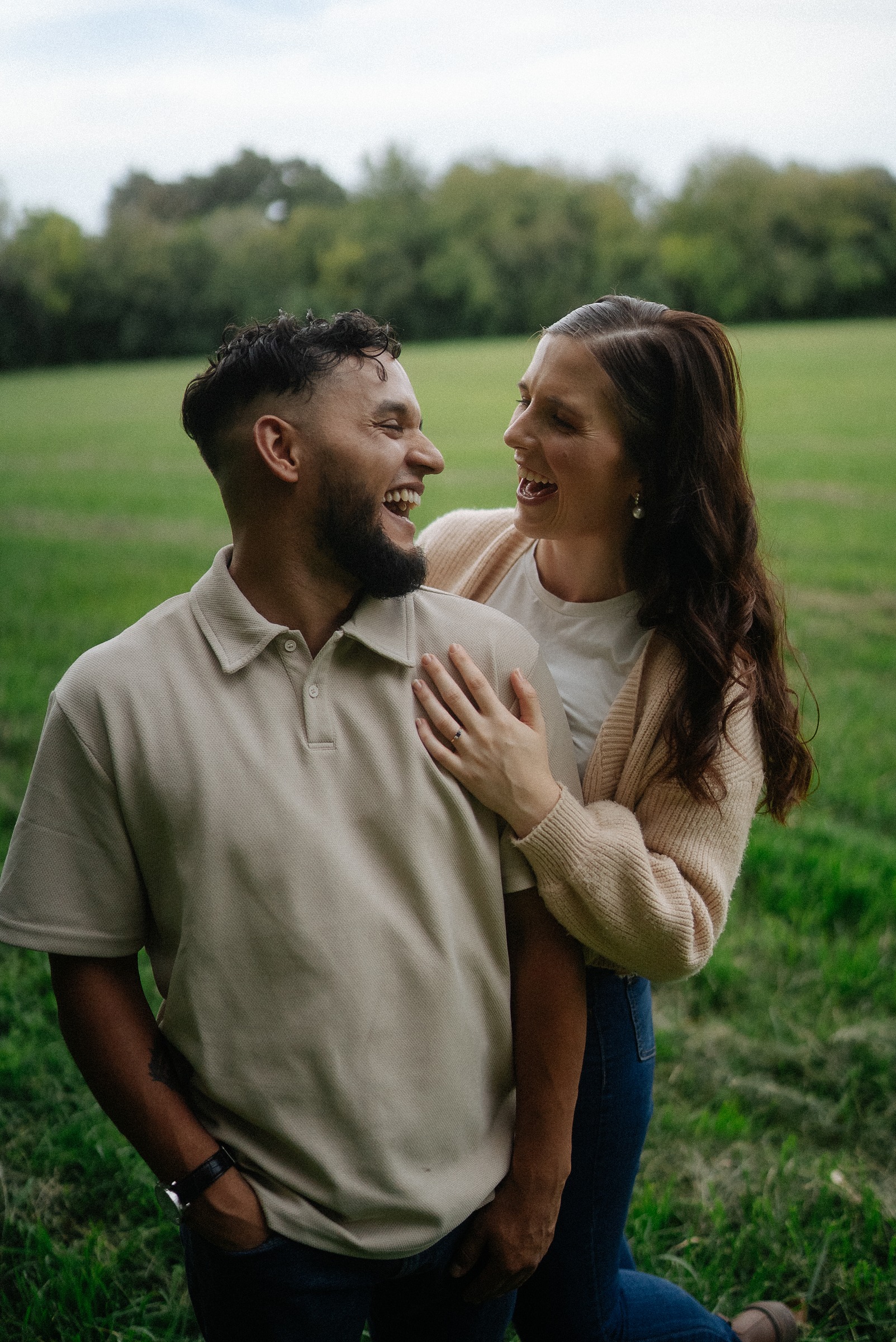 Pareja en pre-boda con paleta de colores tierra y crema en el campo - ejemplo de outfit armónico - Lucas Todaro fotógrafo de bodas Buenos Aires