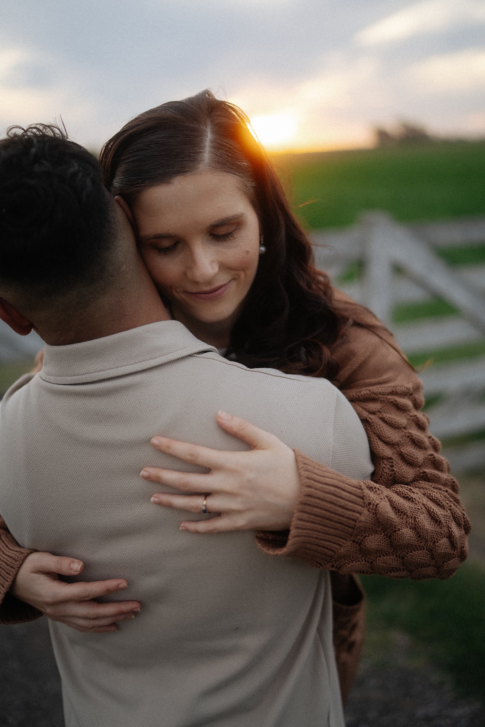 Hora dorada al atardecer - pareja en abrazo en el campo - guía pre-boda Lucas Todaro fotógrafo de bodas