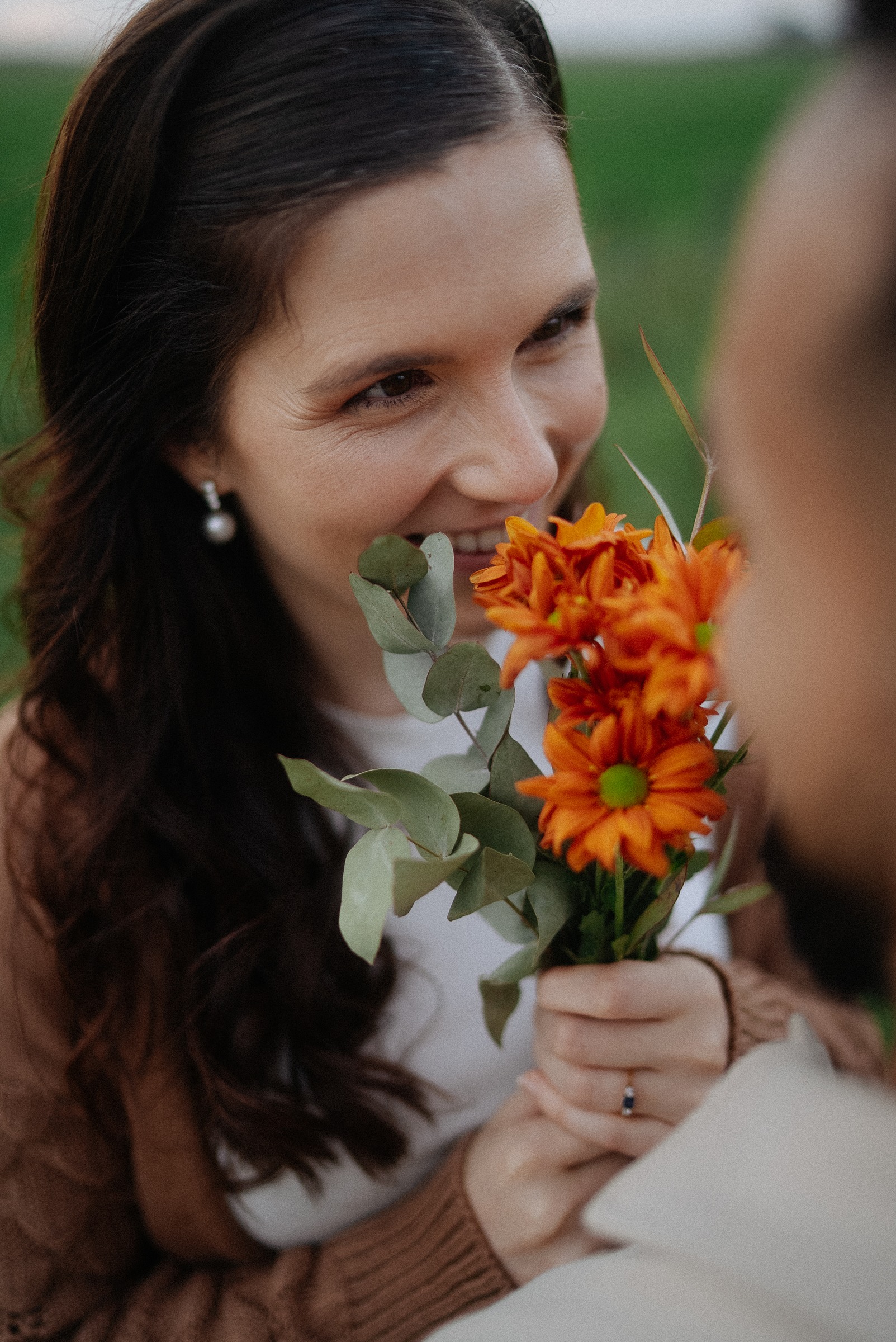 Detalle de ramo de flores naranjas en sesión pre-boda - qué llevar el día de la sesión - Lucas Todaro fotógrafo de bodas