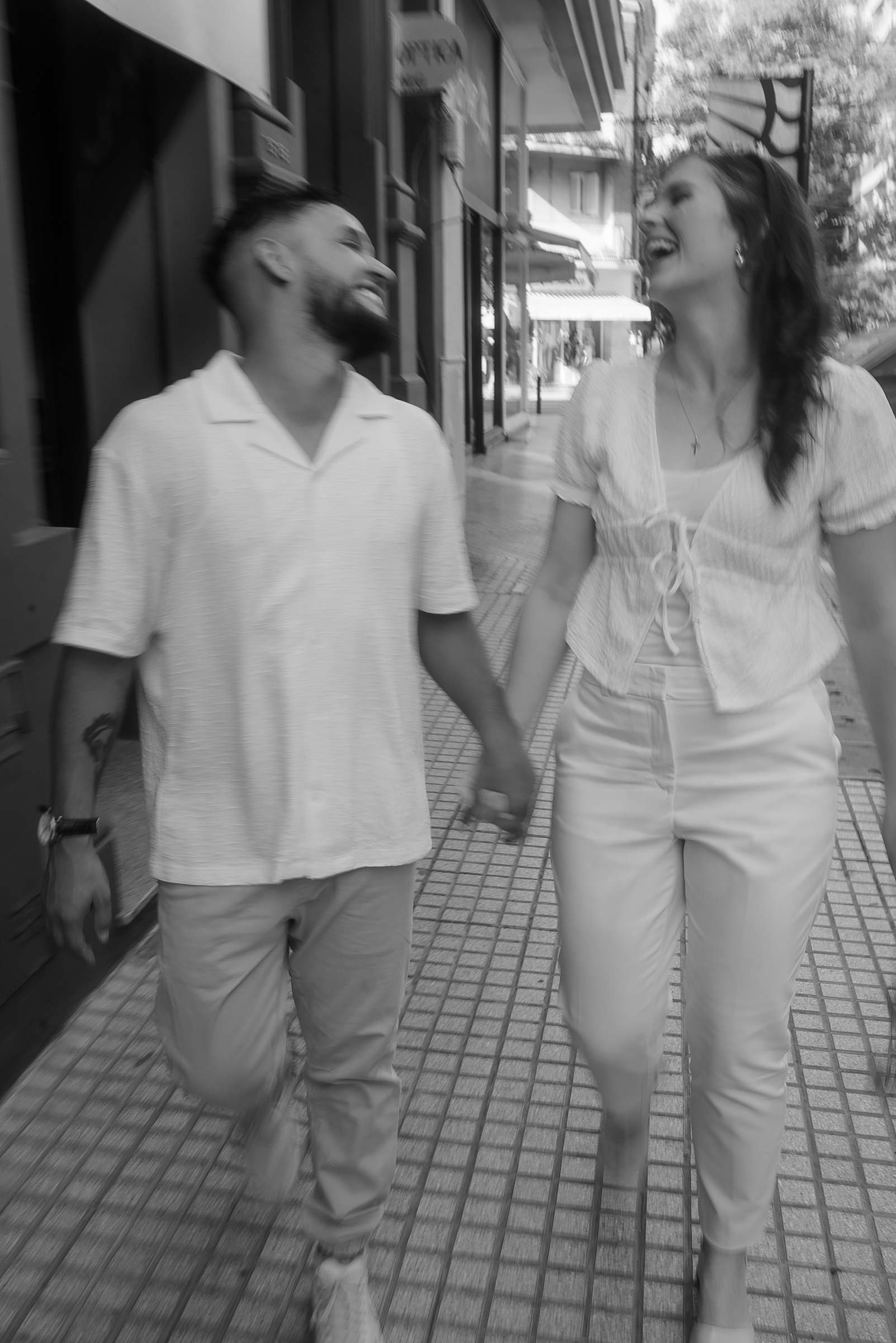 Pareja caminando relajada en blanco y negro - cómo soltarse durante una sesión pre-boda - Lucas Todaro fotógrafo Buenos Aires