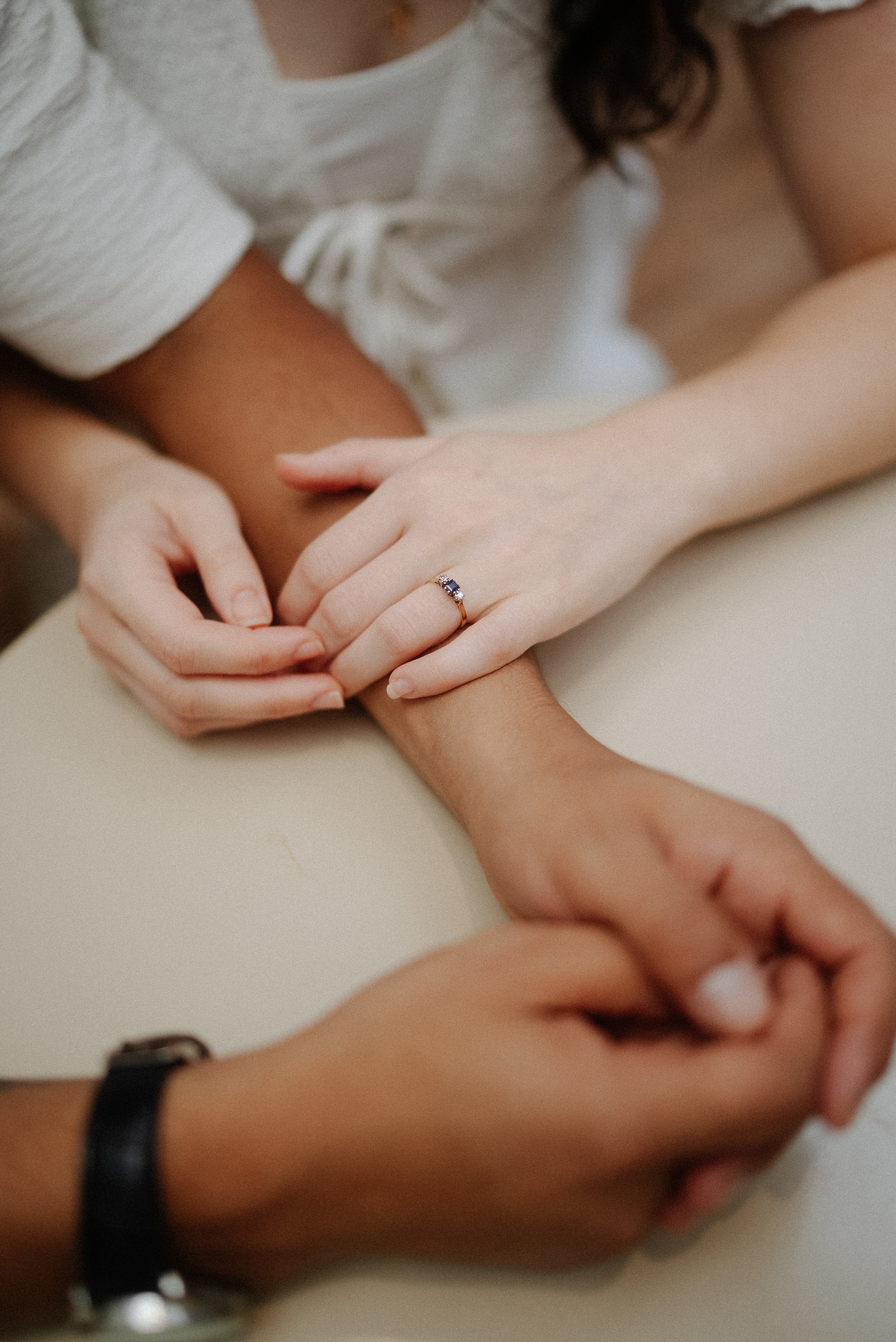 Detalle de manos con anillo de compromiso en sesión pre-boda - intimidad y detalle - Lucas Todaro fotógrafo de bodas